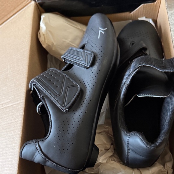 Sleek Black Athletic Shoes for Men - Picture 2 of 6